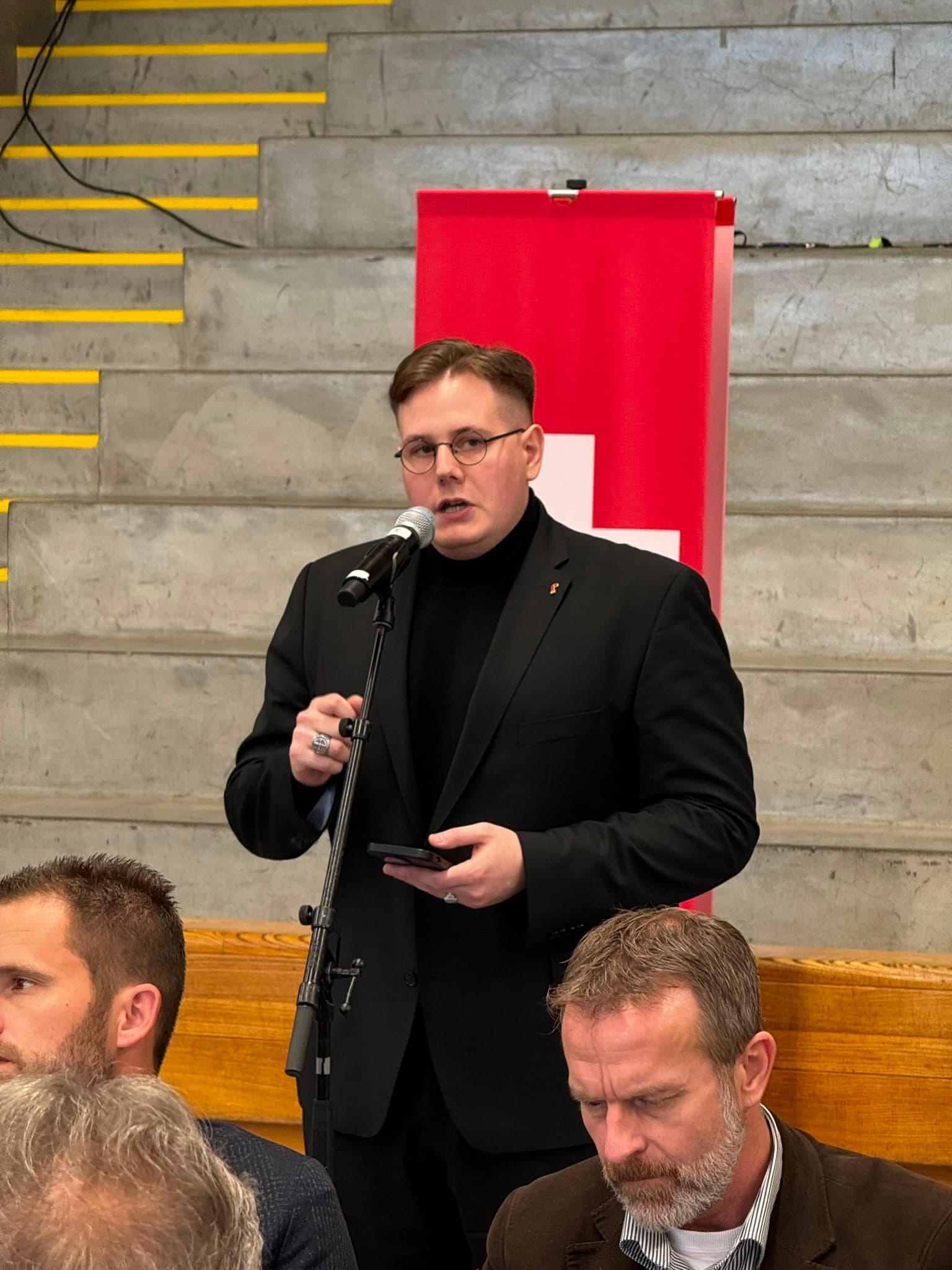 Sascha Müller bei einer politischen Rede vor Schweizer Fahne